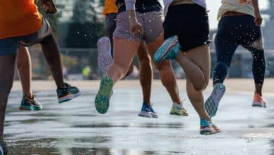 Athleten, die mit Hoka-Schuhen laufen