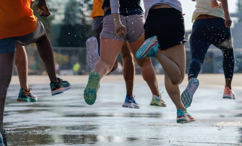 Athleten, die mit Hoka-Schuhen laufen