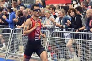 Mario Mola at the head of the Triarmada in the European Triathlon Championship