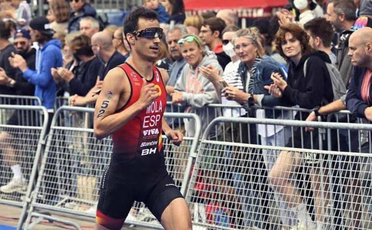 Mario Mola at the head of the Triarmada in the European Triathlon Championship