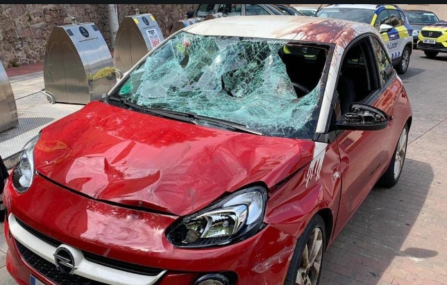 image of the abandoned car after the accident to cyclists in Castellbisbal