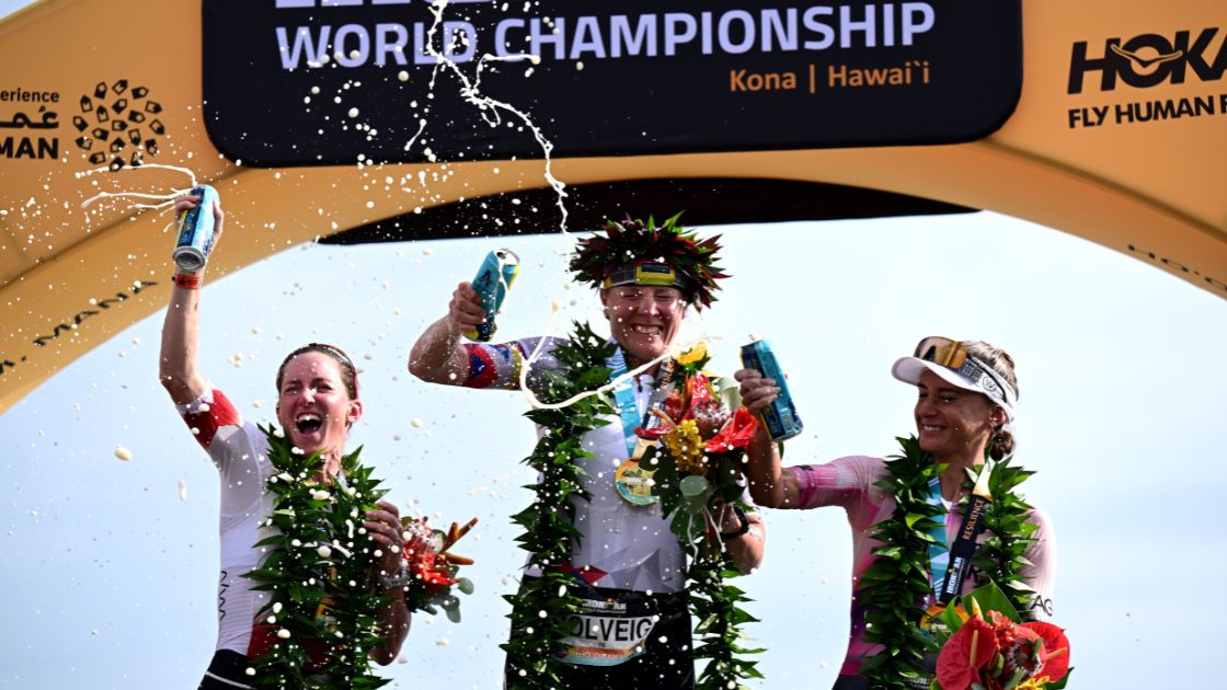 Podio femenino del Campeonato del Mundo IRONMAN con la campeona Solveig Løvseth en Kona
