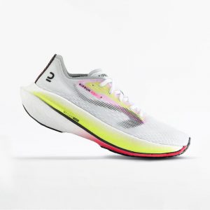 KIPRUN KD900X : la chaussure à plaque carbone arrive chez Decathlon