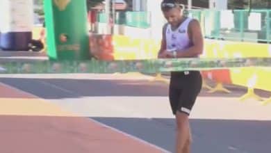 Un atleta se queda parado en la meta para no reventar el récord de una media maratón