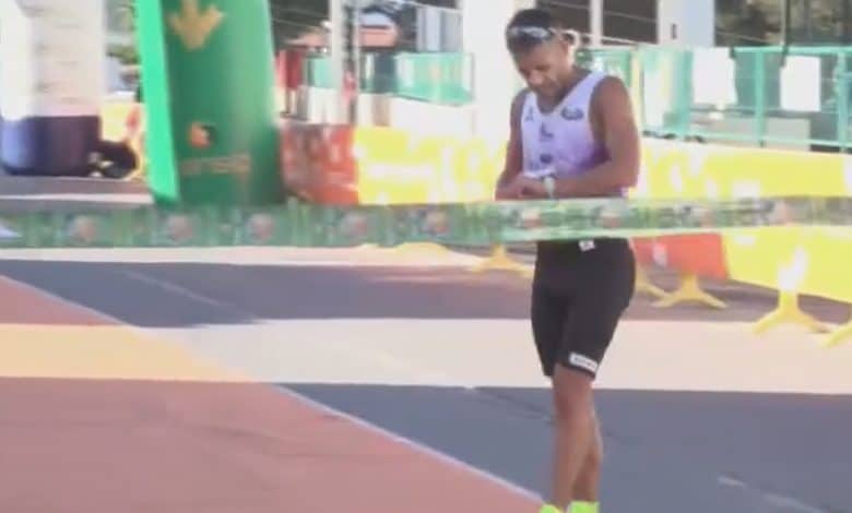 Un atleta se queda parado en la meta para no reventar el récord de una media maratón