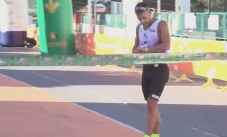 Um atleta permanece na linha de chegada para não quebrar o recorde de uma meia maratona