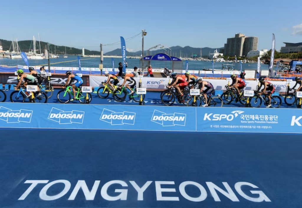 4 españoles en imagen del paso por boxes en Tongyeong