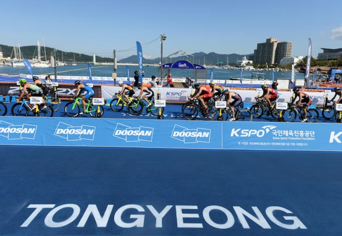 4 españoles en imagen del paso por boxes en Tongyeong