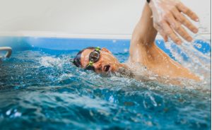 Der Spanier Pablo Fernández, Guinness-Rekord nach dem Schwimmen gegen den Strom 36 Stunden ohne Pause