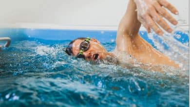 Der Spanier Pablo Fernández, Guinness-Rekord nach dem Schwimmen gegen den Strom 36 Stunden ohne Pause
