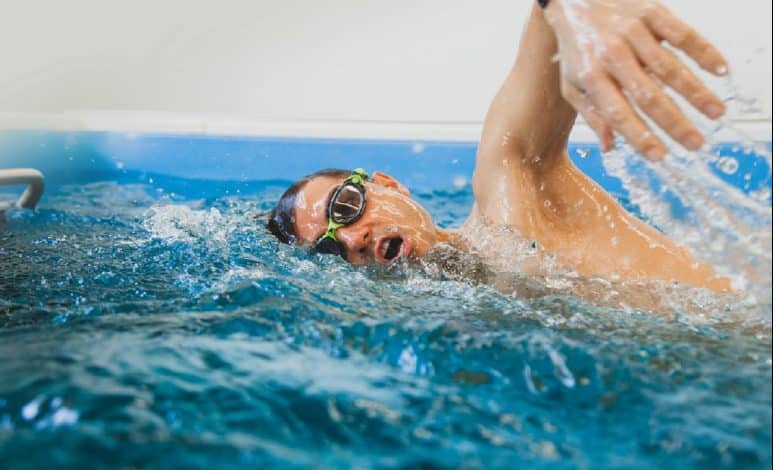 Der Spanier Pablo Fernández, Guinness-Rekord nach dem Schwimmen gegen den Strom 36 Stunden ohne Pause