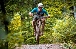 n triatleta compitiendo en el mundial XTERRA