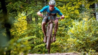 n triatleta compitiendo en el mundial XTERRA