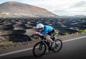 um triatleta rolando em Lanzarote