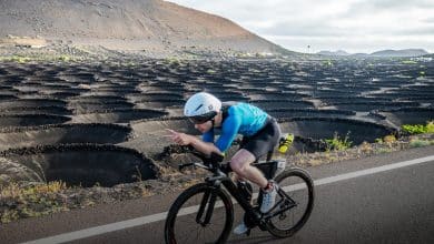 un triatleta rodando en Lanzarote