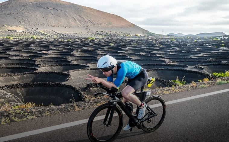 un triatleta che rotola a Lanzarote