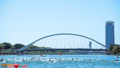 immagine del nuoto nel Mezzo Triathlon di Siviglia