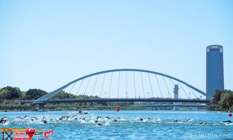 image de la natation dans le demi-triathlon de Séville