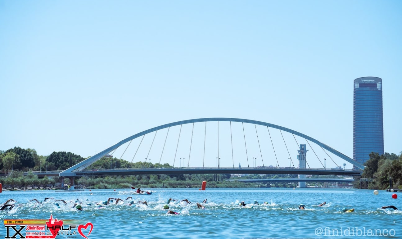 imagen de la natación en el Half triatlón de Sevilla