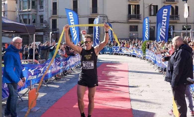 Nan Oliveras winning the Mitja Marató de Ripoll