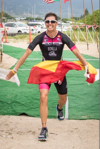 Marcos Bonilla entrando en meta con la bandera de España