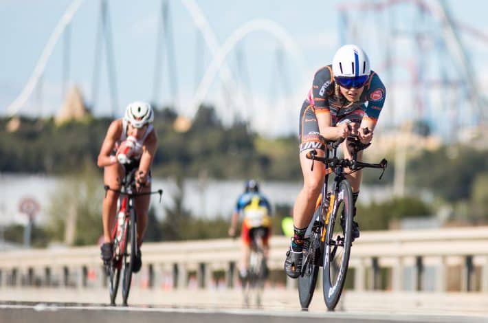 Imagem do segmento de ciclismo com o Port Aventura ao fundo