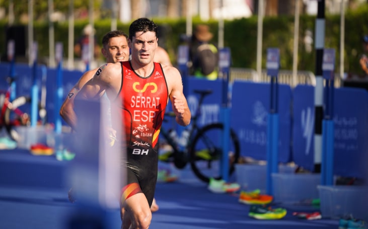 / Antonio Serrat saliendo de la T2 en Abu Dhabi