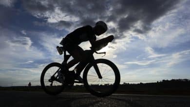 Un triathlète dans le segment cycliste du triathlon de Majorque 140.6