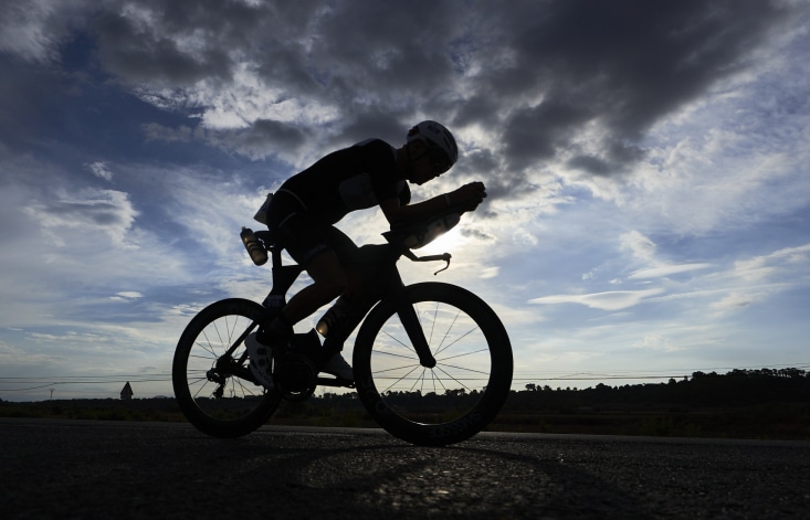 Um triatleta no segmento de ciclismo do triatlo Mallorca 140.6