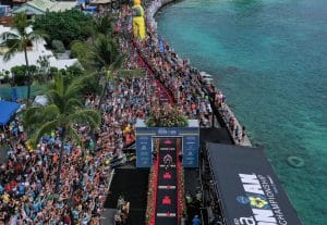 / image aérienne de la ligne d'arrivée à Kona