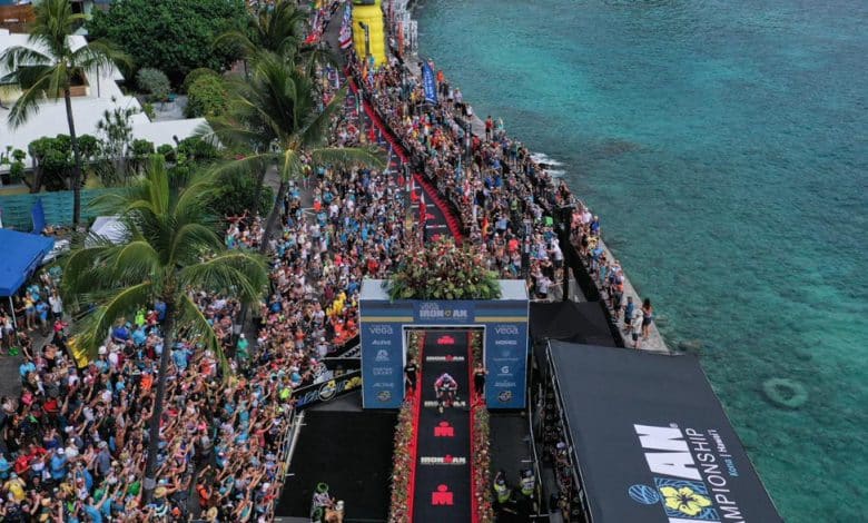 / image aérienne de la ligne d'arrivée à Kona