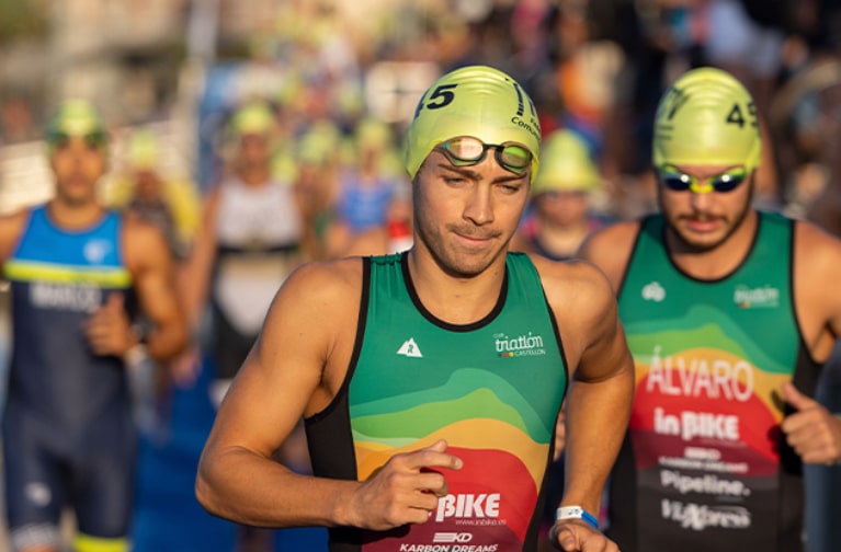dos triatletas en competición