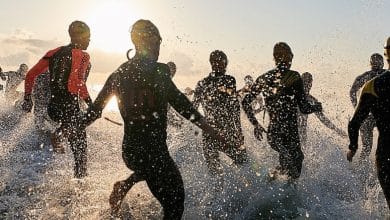 imagen de la salida de una prueba de triatlón