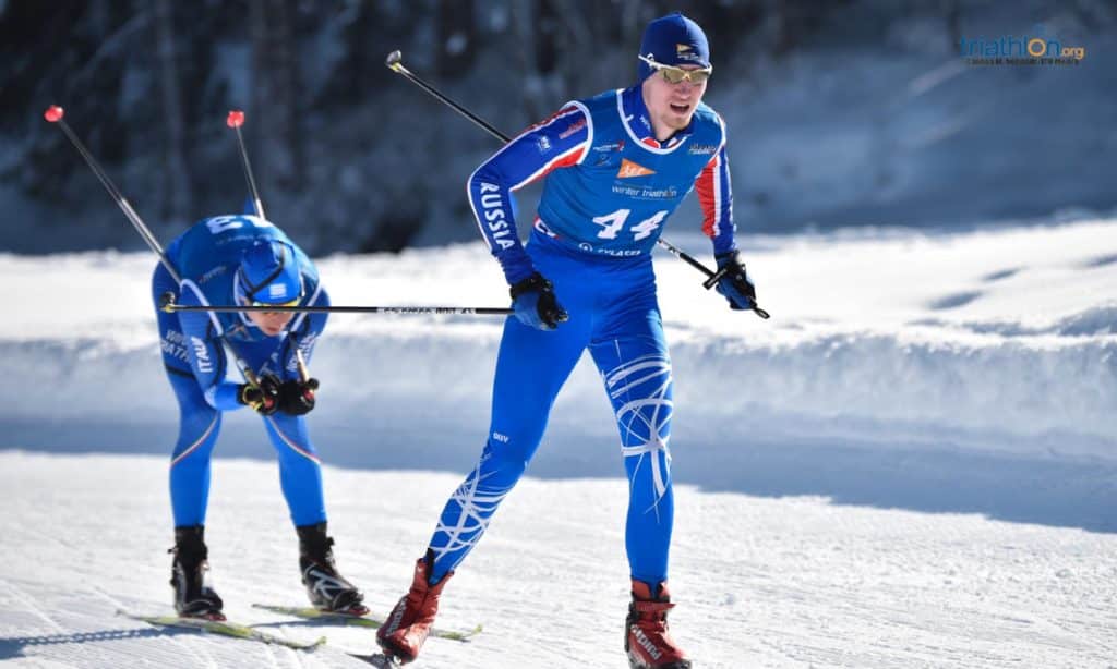magen de dos triatletas sobre los esquís en un triatlón de invierno