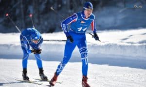 magen de dos triatletas sobre los esquís en un triatlón de invierno