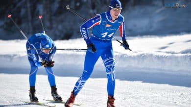 magen de dos triatletas sobre los esquís en un triatlón de invierno