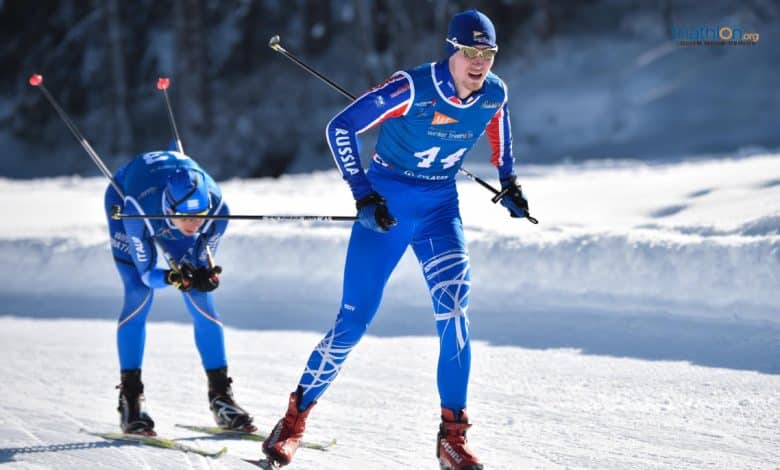 magen de dos triatletas sobre los esquís en un triatlón de invierno