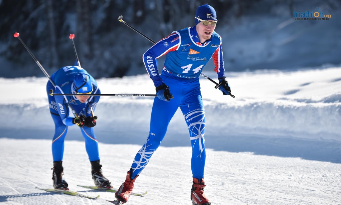 magen de dos triatletas sobre los esquís en un triatlón de invierno