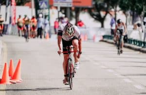 Un triathlète atteint la transition