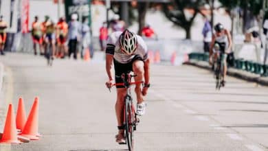 Un triathlète atteint la transition