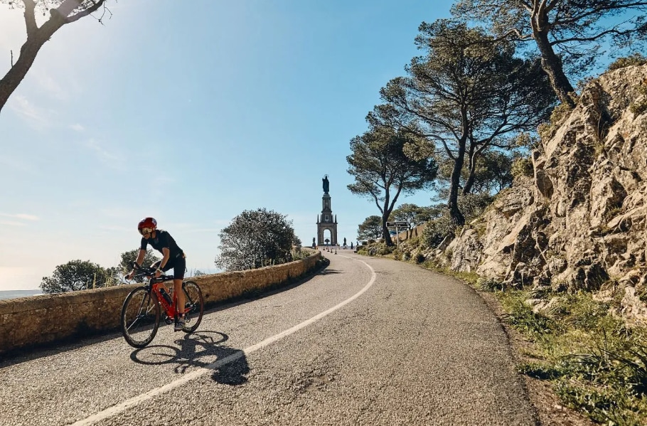 Ein Triathlet im Santuari de Sant Salvador