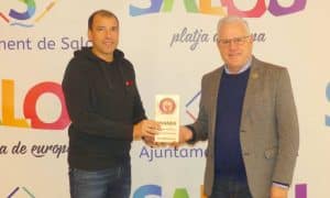 Juanan Fernández, directeur de l'événement, a remis le prix au maire de Salou Pere Granados