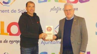 Juanan Fernández, director of the event, presented the award to the Mayor of Salou Pere Granados