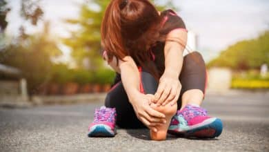 Un coureur blessé au pied