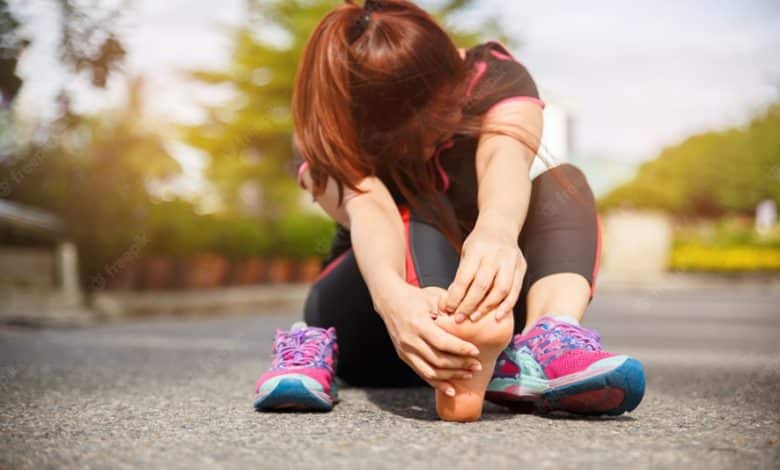 Un coureur blessé au pied