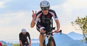 un triatleta saludando en un IRONMAN