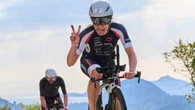 un triatleta saludando en un IRONMAN