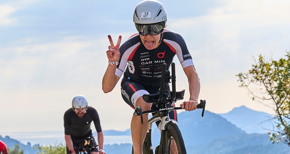 un triatleta saludando en un IRONMAN