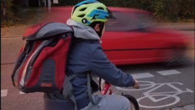 Immagine di un bambino con un sensore Tocsen nel casco