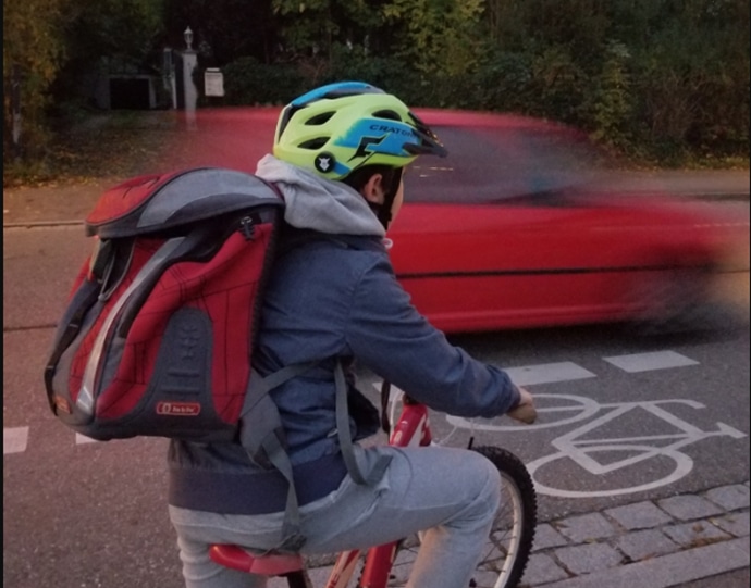 Imagen de un niño con un sensor Tocsen en el casco
